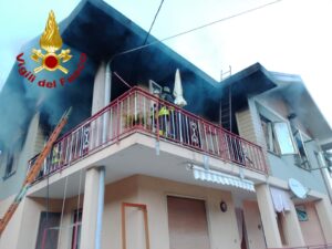 Incendio in un’abitazione a Lanzo, c’è un ferito
