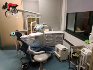 Radiato dall’Ordine dei medici, dentista continuava a lavorare abusivamente