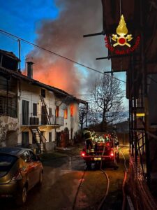 Incendio a Rivara, una persona trasportata al Cto di Torino