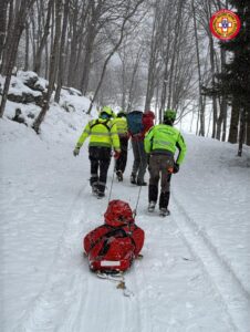Forno Alpi Graie: scivola sul ghiaccio, intervento del Soccorso Alpino per il rettore del Santuario