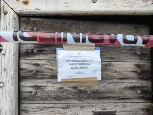 Dramma a Caselle: spara alla madre con una pistola sparachiodi, arrestato 40enne