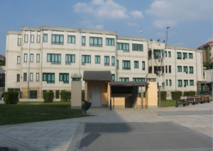 Tensione all’Istituto Comprensivo di Borgaro: aggressione tra genitori e accuse di bullismo