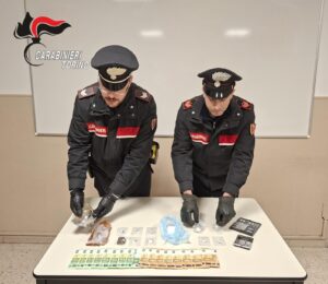 Fermato in moto senza patente e con le dosi nel giubbotto