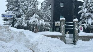 Giovane in vacanza sulla neve tenta di comprare marijuana ma finisce nel mirino di un estorsore: arrestato 18enne