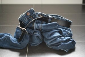 La nuova vita dei jeans donati dagli studenti della scuola primaria di Volpiano: sono diventati sacche e grembiulini