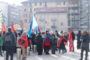 Crisi Konecta, protesta sotto il Grattacielo della Regione: «No a licenziamenti mascherati»