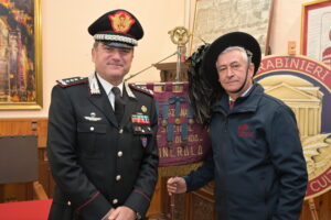 Torna a casa grazie ai carabinieri del Nucleo Tutela Patrimonio Culturale il presioso labaro dei bersaglieri della sezione F. Rolando sparito negli anni ’80