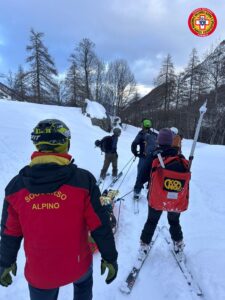 Balme, motoslitta e pelli di foca per trasportare lo sciatore infortunato