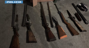 Arsenale e refurtiva in un garage a Madonna di Campagna: un arresto