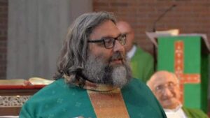 Il messaggio di Don Robella ai fedeli: «Mi avete fatto commuovere»