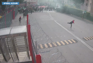 Guerriglia al corteo Pro-Pal, arrestato un minore: «Lanciò 30 tra pietre e bottiglie contro la Polizia» -VIDEO-