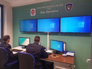 Persone sospette davanti alle scuole, la Polizia locale rassicura i cittadini