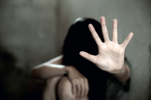 Si introduce a notte fonda nella casa della ex e con la figlioletta presente la massacra di botte e minaccia con un coltello: arrestato a Lanzo dopo una settimana