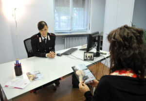 Aggredita in casa dall’ex fidanzato: concessi i domiciliari con braccialetto elettronico all’uomo