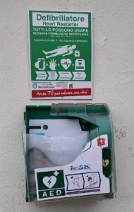 Vandali a Leini, distrutta la teca del defibrillatore