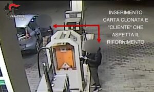 Razzia di carburante al distributore con carte clonate, arrestati