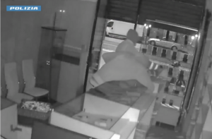 Furto nella notte in un negozio di telefonia, presi poco dopo dagli agenti della Polizia di Stato