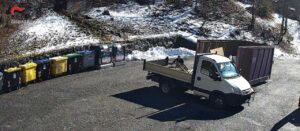 Con il materiale rubato nell’area ecologica comunale gestiva un deposito illegale di metalli nel cortile di casa