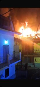 Incendio a San Francesco al Campo, tre famiglie senza casa