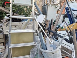 Cercano un cane in sofferenza, scoprono una discarica abusiva