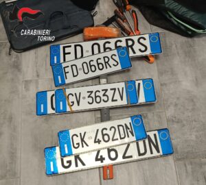 Travestiti da poliziotti per rubare: arrestati tre uomini su un’auto-civetta contraffatta