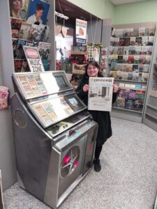 A San Maurizio c’è l’edicola dove i giornali si vendono al ritmo di un jukebok