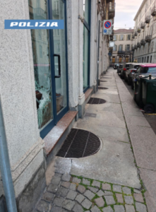 Torino, spacca la vetrina in via Prati: arrestato dalla Polizia per furto di lusso