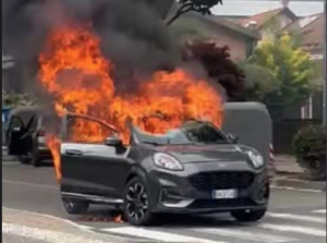 Paura a Borgaro: auto in fiamme in pieno centro