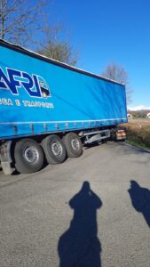 San Francesco al Campo, tir rimane incastrato tra via Bruna e via Grangia