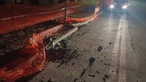 Schianto nella notte in corso Nazioni Unite: affronta il nuovo dosso a tutta velocità e “decolla, atterrando” poi sulle auto in sosta