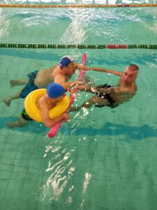 Un pugno alla diversità per promuovere l’inclusività