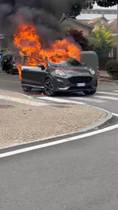 Paura a Borgaro: auto in fiamme in pieno centro