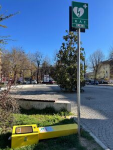 Cirié, scempio in piazza Vittime del Lavoro: distrutta la colonnina e rubato il defibrillatore