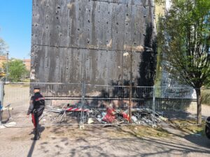 Incendia rifiuti per riscaldarsi e le fiamme si propagano alla palazzina