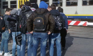 Volpiano, attraversano i binari con le barriere giù: scattano le multe della Polfer