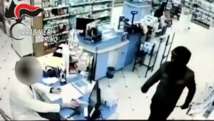 Arrestato il rapinatore seriale delle farmacie: sette colpi tra Torino, Nichelino e Moncalieri