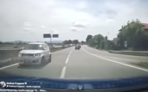 «Ho visto la morte in faccia»: l’auto contromano ripresa dalla dash cam. Nei guai un 81enne