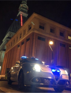 Inseguimento e follia in via Po: tenta di corrompere la Polizia, poi aggredisce gli agenti e sfascia la Volante
