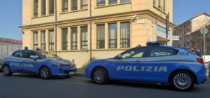 Torino, salvata dalla Polizia dopo un messaggio d’allarme: agenti forzano la porta e la soccorrono