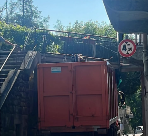 Ala di Stura, camion dei rifiuti “aggancia” e sradica la passerella pedonale di via Masone: strada chiusa