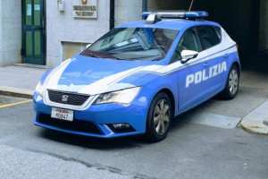 Armeggia sulla portiera dell’auto in sosta ma viene visto: incastrato dalle telecamere e arrestato