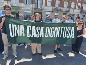 Case popolari, protesta sotto il Grattacielo Piemonte. Il PD: “Migliaia di alloggi sfitti e degrado, la Regione intervenga”