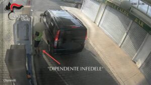Carte carburante clonate per rubare gasolio: autotrasportatore infedele arrestato a Rivoli con tre complici