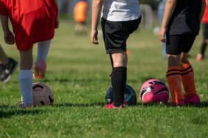 Fumogeni durante una partita di calcio tra bambini, ammende e squalifiche