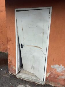 Rivarossa, danneggiata la porta del municipio