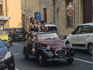 Cirié, motori storici e bellezza: il corteo delle mitiche “2CV” lancia la serata di Miss Italia