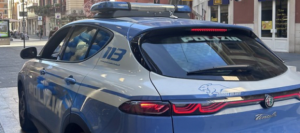 Si introduce nel negozio prima dell’apertura e ruba la borsa a una dipendente: inseguito e arrestato