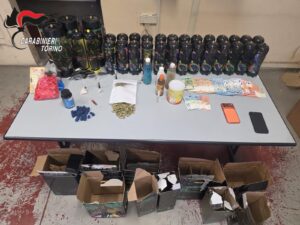 Torino, asse dello spaccio a Mirafiori Sud: due arresti tra ketamina ed ecstasy. C’è anche la “droga dei palloncini”
