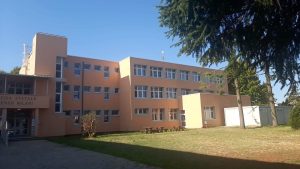La nuova facciata della scuola Don Milani di Druento scatena l’opposizione