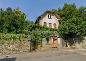 All’asta la villa “horror” di Lanzo. Il prezzo è diabolico: 666mila euro